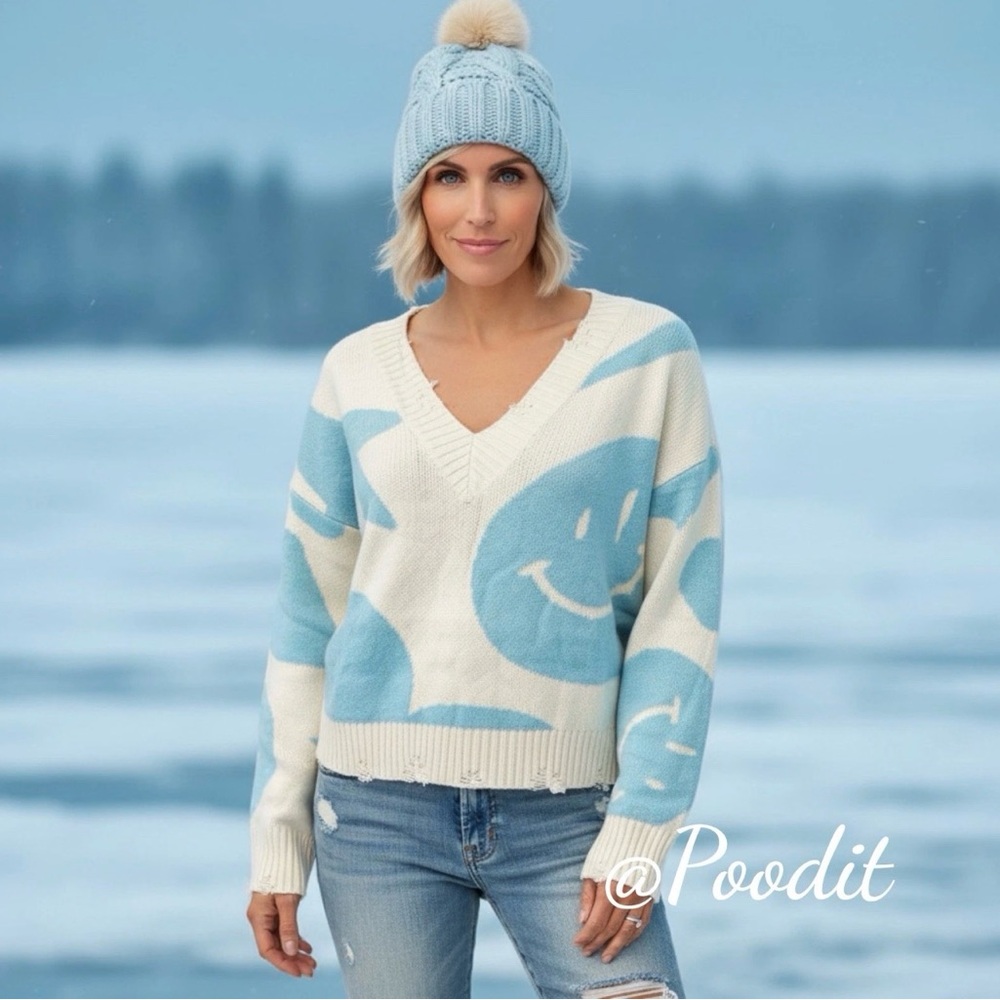 BAILEY ROSE Icey blue smiley face distressed v neck sweater size LARGE